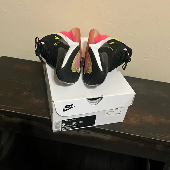 Nike Women’s Air Max 270 “Black/Cyber‑Pink Rise” AND 5 GAP ACTIVE SHIRTS!! - Picture 8 of 10